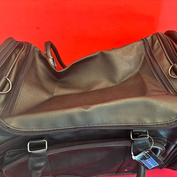 Axiz Group men’s or women’s travel bag - Picture 2 of 6